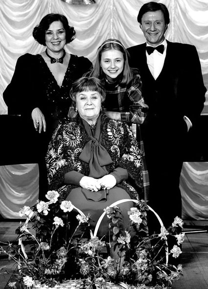 Мария Владимировна Миронова, Лариса Голубкина и Андрей Миронов с падчерицей Машей, 1985 год