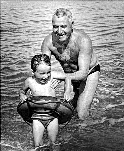 С дочерью Машей от брака с Валентиной Серовой, 1952 год