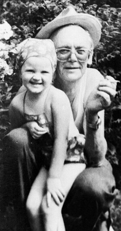 Леонид Иович с внучкой Оленькой, начало 80-х