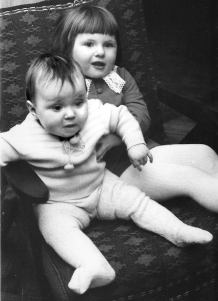 Елизавета с младшей сестрой Екатериной, 1974 год