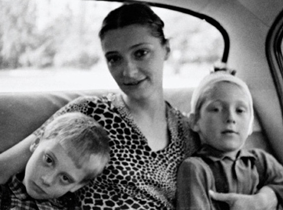 Людмила Абрамова с сыновьями Аркадием и Никитой в первом автомобиле, купленном Высоцким в 1967 году, «Волга ГАЗ-21» серого цвета