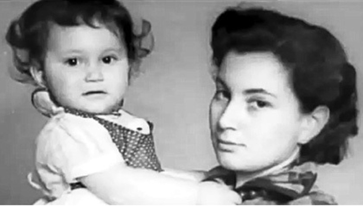 Первая жена Георгия Данелии Ирина Гинзбург с дочерью Светланой, 1952 год