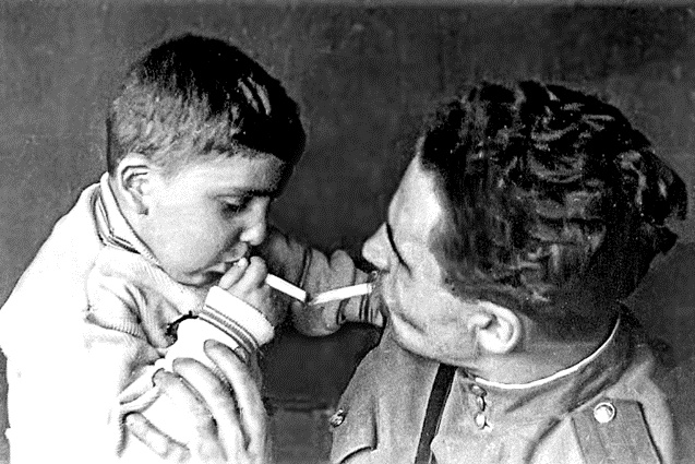 Константин Симонов с сыном Алешей, 1943 год