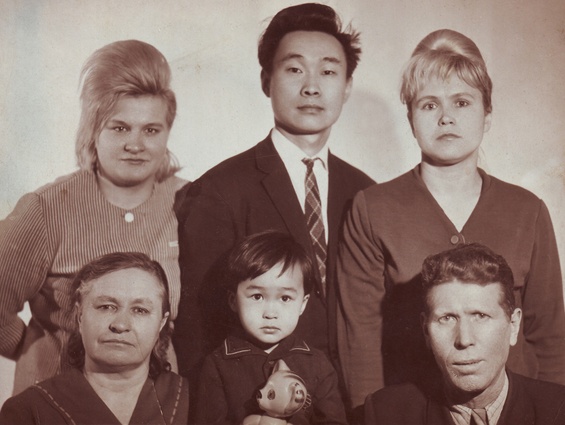 Виктор Цой в кругу родных, родители — Роберт и Валентина — справа вверху, 1965 год
