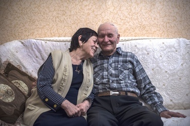 Родители Ахтема Чийгоза Алие и Зейтулла в своем доме в поселке Долинное, недалеко от Бахчисарая. «В 1979 году мои родители с четырьмя детьми прилетели из Узбекистана в Крым, в Алушту, где дом наших дедов»