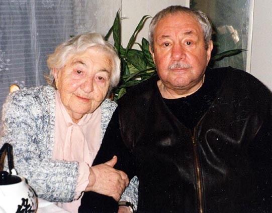 С мамой известной поэтессой Беллой Дижур. «Она прожила 102 года, я отношусь к ней с невероятным 