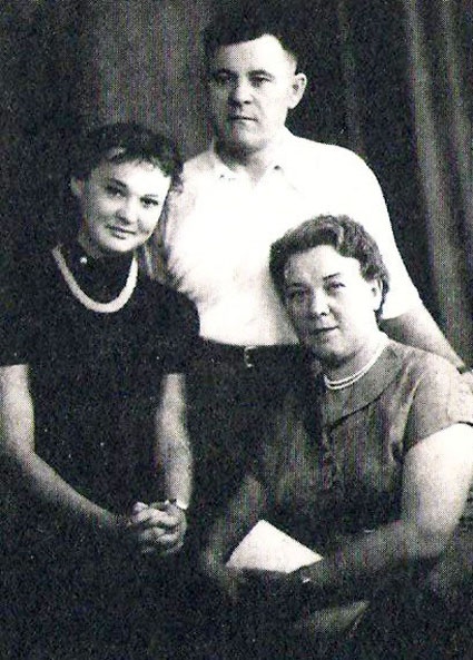С родителями — Еленой Александровной и Марком Гавриловичем, 1953 год