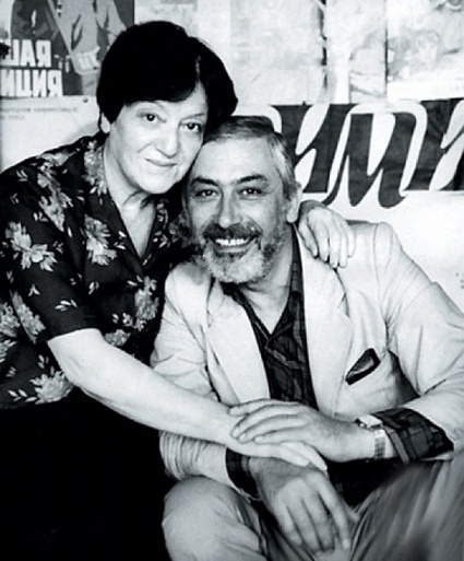 С матерью Мананой Константиновной, конец 80-х. «У нее хорошее меццо-сопрано было, я всегда нервничал, когда она на концерт приходила. Отец тоже хорошо пел»