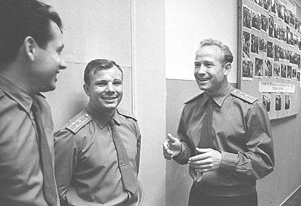 Георгий Шонин, Юрий Гагарин и Алексей Леонов в коридоре Центра подготовки космонавтов, 1964 год