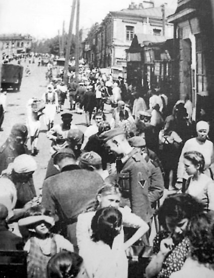 Немецкие оккупанты совершают покупки на стихийном рынке на улице Дмитриевской, Киев, 1943 год
