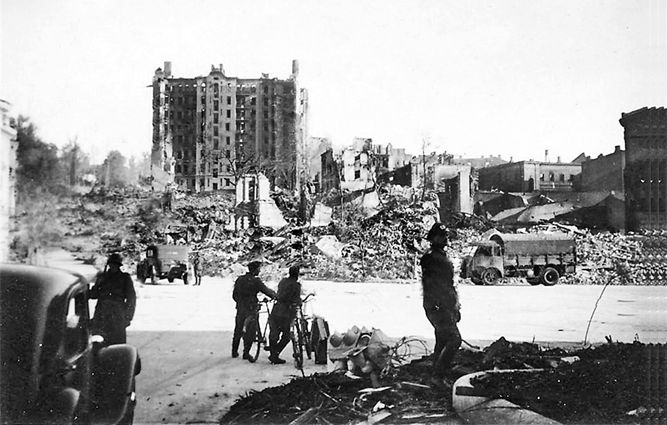 Руины 12-этажного Дома Гинзбурга — первого небоскреба Украины, который был взорван в сентябре 1941 года. На этом месте после войны была построена гостиница «Москва» (сейчас «Украина»)