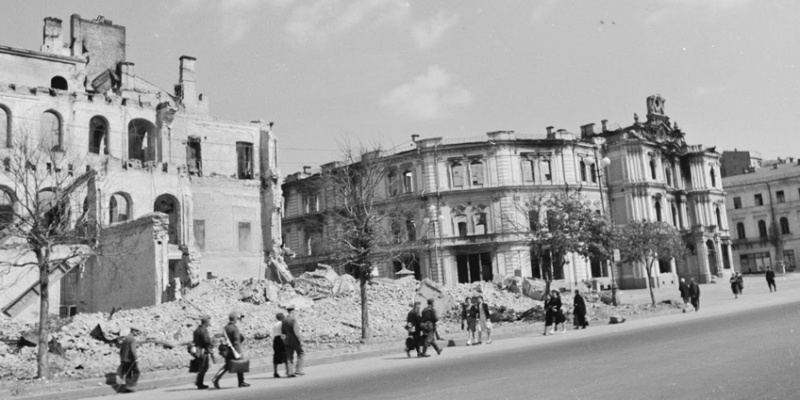 Руины «Гранд-отеля» рядом с бывшей городской Думой (в этом здании до войны размещался обком Компартии Украины) на площади Калинина (нынешний Майдан Незалежности), Киев, 1942 год