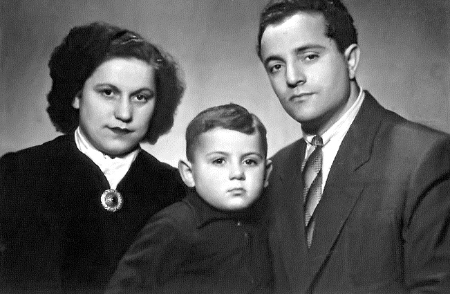 Савик с родителями Изабеллой и Михаилом Шустер, Вильнюс, 1955 год. «Я вообще реальной защиты моих родителей не ощущал никогда, не чувствовал их за своей спиной»