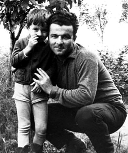 Арсен с отцом Борисом Суреновичем Аваковым, военным летчиком, 1966 год. «С отцом по гарнизонам мы ездили, а когда постарше стал, вдруг подумал, что эти гарнизоны мне надоели»