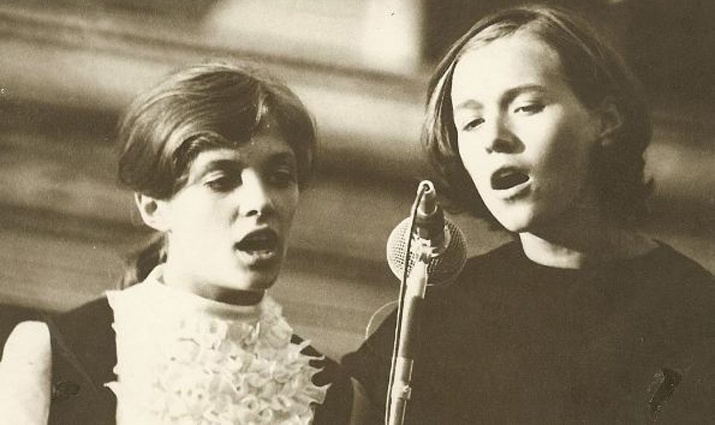 В 12 лет Лайма Вайкуле (слева) впервые выступила на сцене, приняв участие в конкурсе вокалистов, в 15 — стала солисткой Рижского оркестра радио и телевидения под руководством Раймонда Паулса
