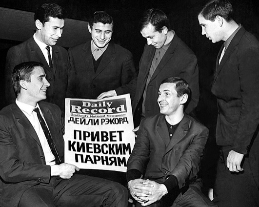 О киевских парнях писала одна из всемирно известных газет «Дэйли рекорд». Начало 60-х. Олег Базилевич — в первом ряду справа