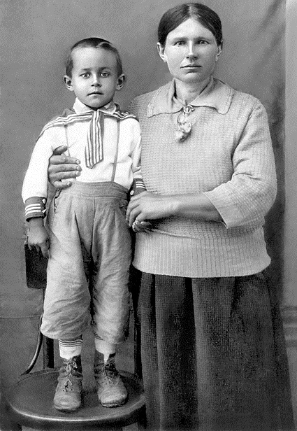 С мамой, весна 1944 года. Елена Кирилловна всю жизнь проработала в колхозе