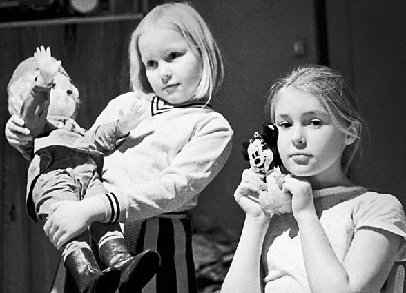 С младшей сестрой Олей (слева), 1974 год
