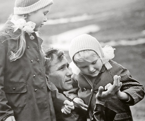 Шукшин с дочками, 1972 год. «Воспоминаний об отце у меня очень мало, пальцев одной руки хватит пересчитать, потому что папа постоянно работал» 