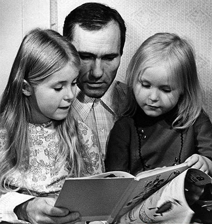 Маша и Оля с отцом, 1972 год