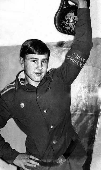 После 8-го класса Анатолий Гриценко поступил в Киевское суворовское училище, которое окончил в 1974 году с золотой медалью