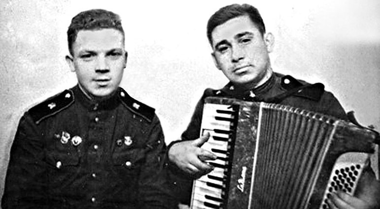 Армейское фото, Михаил Светин справа, конец 40-х
