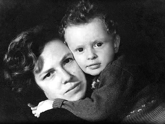 С мамой Элеонорой Абрамовной, 1956 год