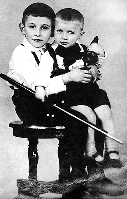 С младшим братом Леней, 1938 год