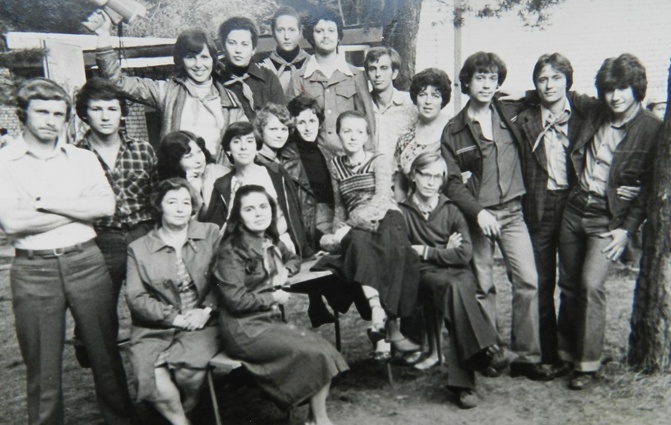 С другом Юрой, учителями и пионервожатой, 1975 год