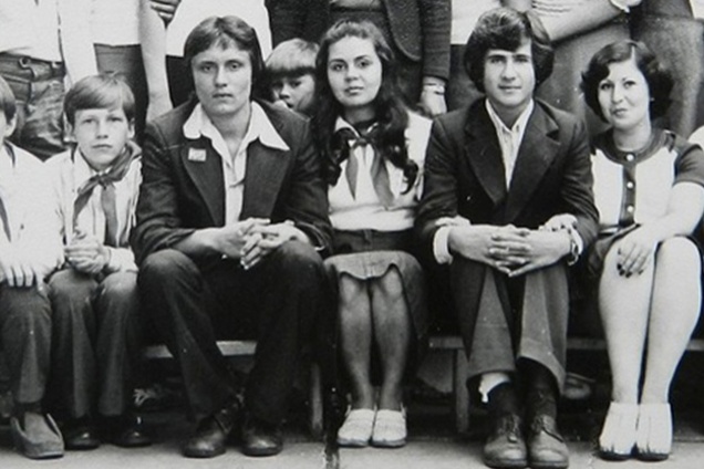 Игорь Коломойский (справа) с другом Юрой Данько, пионервожатой и другими, 1977 год