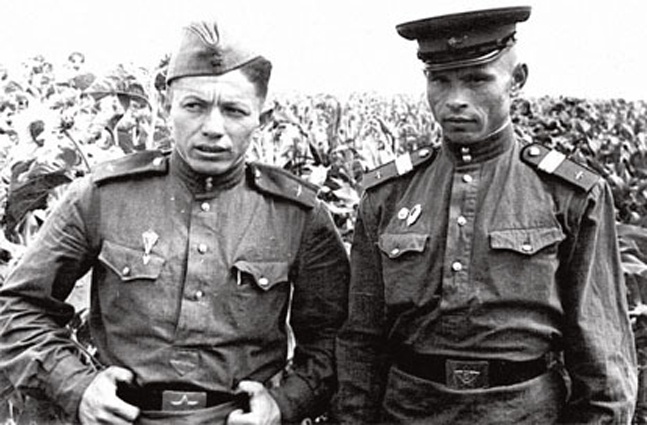 Владимир Войнович (слева) в рядах Советской Армии, 1951 год. Сперва служил в Джанкое, затем, вплоть до 1955 года, в авиации в Польше
