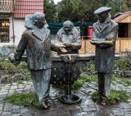 Памятник героям фильма «Мимино» в армянском городе Дилижан. «У нас в Дилижане, в кухне, открываешь простой кран — вода течет, второе место занимает в мире!»