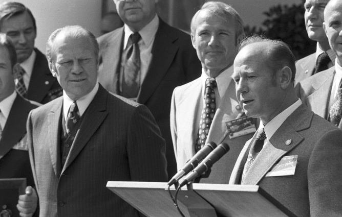 С президентом США Джеральдом Фордом (крайний слева) во время визита в США в рамках программы экспериментального полета «Союз» — «Аполлон», июль 1976 года