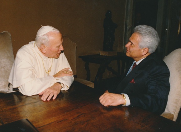 С Папой Римским Иоанном Павлом II, 2002 год. «От него действительно какая-то чистота, святость исходила, я чувствовал себя в его присутствии так, словно на облаке сидел»