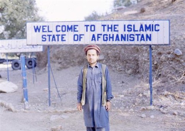Савик на фоне плаката «Добро пожаловать в Исламское государство Афганистан», 1982 год