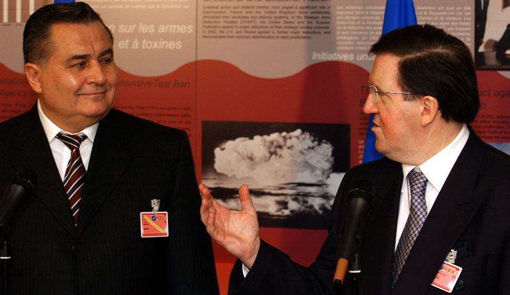С генеральным секретарем НАТО Джорджем Робертсоном, Брюссель, 2002 год