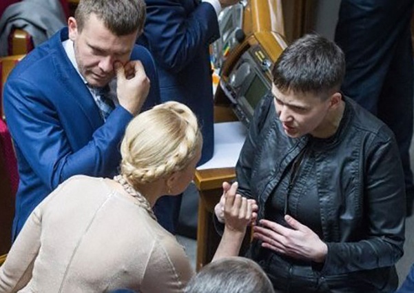 «У Тимошенко не самая плохая партия, потому что все время в оппозиции, и потом, перебегать и предавать — не мое. Я понимаю: народ хочет, чтобы я от Тимошенко ушла, собственную партию создавала, но в будущей Украине партийной деятельности я не вижу»