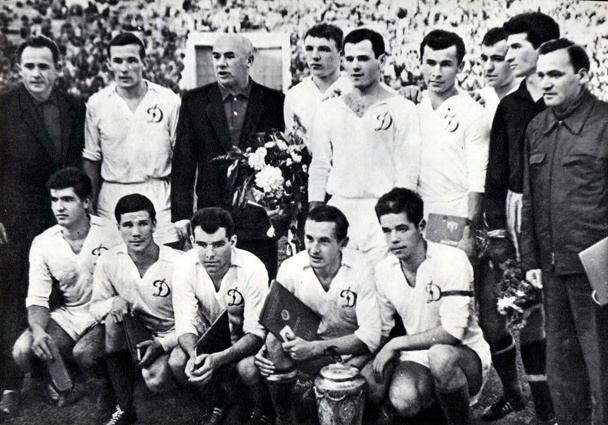 В 1964 году киевское «Динамо» возглавил легендарный Виктор Маслов (третий слева вверху). «Я же его мысли знал: так, как он, никто не работал»