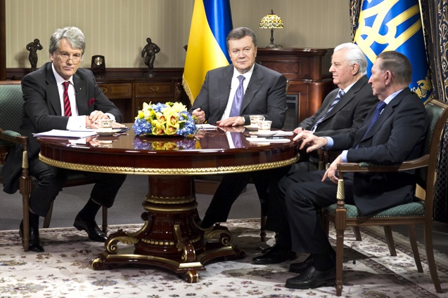 Четыре президента Украины Виктор Ющенко, Виктор Янукович, Леонид Кравчук и Леонид Кучма экстренно встретились во время Евромайдана, 10 декабря 2013 года. «Если бы Янукович рядом сейчас сидел, я бы ему, наверное, много больше сказал…»