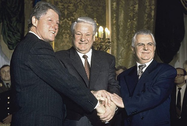 Президент США Билл Клинтон, президент России Борис Ельцин и президент Украины Леонид Кравчук, 1993 год