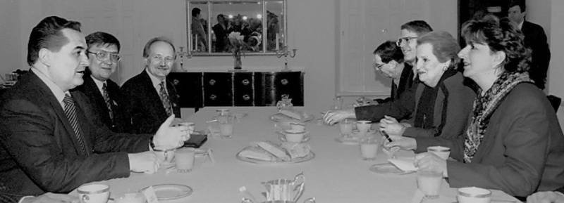 Евгений Марчук, министр экономики Украины Виктор Суслов, народный депутат Украины Вячеслав Чорновил, Чрезвычайный и Полномочный Посол США в Украине Стивен Пайфер, госсекретарь США Мадлен Олбрайт и другие, Киев, 6 марта 1998 года