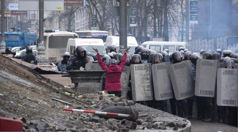 Надежда Савченко перед отрядами «Беркута» на Майдане, декабрь 2013 года