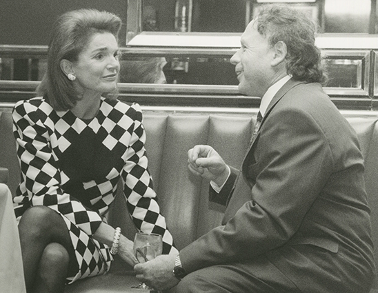 С Жаклин Кеннеди-Онассис — первой леди Соединенных Штатов Америки с 1961 по 1963 год, вдовой 35-го президента США Джона Кеннеди, начало 80-х