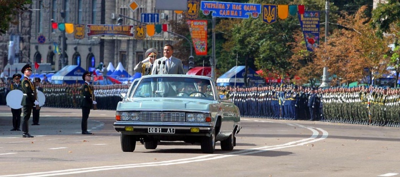 Евгений Кириллович принимает военный парад в Киеве в День независимости Украины, 24 августа 2003 года