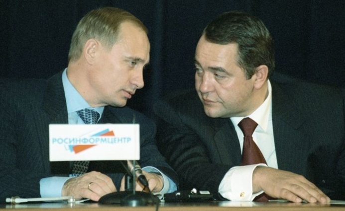 С Владимиром Путиным. С апреля 2004 года по ноябрь 2009-го Михаил Лесин занимал пост советника президента России