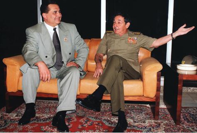 С братом Фиделя Кастро Раулем — кубинским революционером и государственным деятелем, а ныне руководителем Кубы