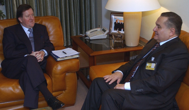 С генеральным секретарем НАТО Джорджем Робертсоном в штаб-квартире НАТО, Брюссель, 2004 год