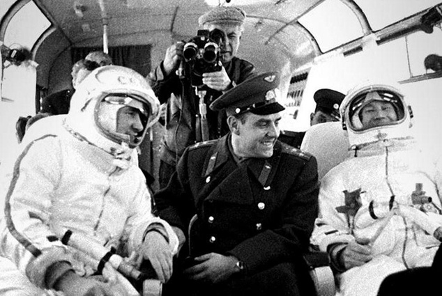 Экипаж «Восхода-2» Павел Беляев и Алексей Леонов с летчиком-космонавтом Владимиром Комаровым следуют к стартовой площадке космического корабля, 18 марта 1965 года