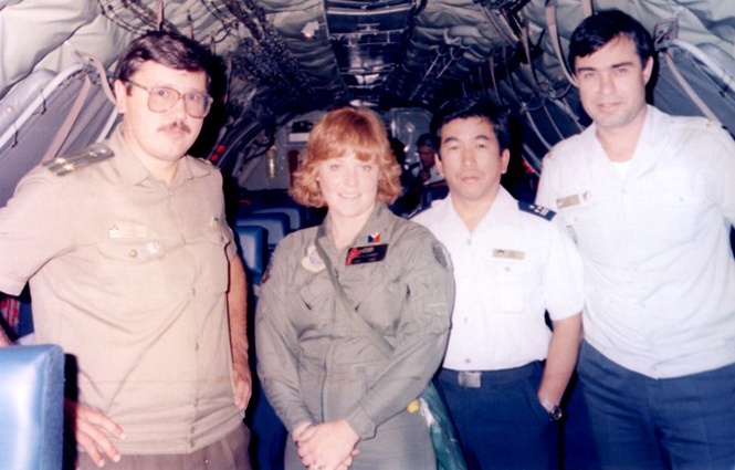 С однокурсниками из Авиационного университета (США) на борту самолета КС-135