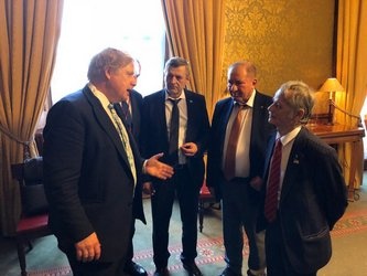 Министр иностранных дел Великобритании Борис Джонсон с Мустафой Джемилевым, Ильми Умеровым и Ахтемом Чийгозом
